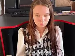 Pastorčad sprečava pastorka da igra igru, ali dobro puši kurac sa gutanjem