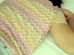 Mi prima se queda d0rmid4 en pose lista para la acci�n and i feel so horny watching her solo ass posing