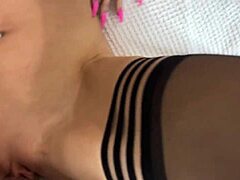 Vad délutánban az izmos feleségek cserélnek partnereket mély creampie akcióra szőke négyesben. Lovagolnak cowgirlban, míg nyalják őket kemény csoportos buliban.