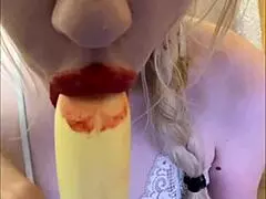 Elza Kom performs a very sweet and hot dance with pretty sexy moves