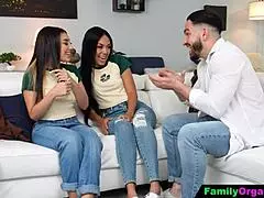 Θετά αδέλφια επισκέπτονται τον νέο θετό αδελφό τους για πρώτη φορά