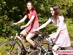 Jašem te u sobi kao sportsku 18-godišnju Dakotu Doll i Alison Lip na Clubsweethearts