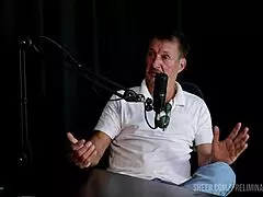 Carlos Urach shares top moments in preliminares podcast with Bia Hot and Pri Melancia, exploring swingers and domination in see-through lingerie.