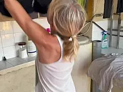 Susedná manželka dostane náhodný creampie v práčke s rýchlymi orgazmami blond milfky a sperma vnútri