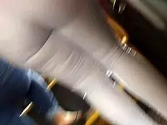 버스 속 거대 엉덩이 미녀 주목 끌며 꼴리게 흔들어