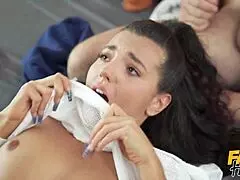 Hé, ez a hamis hostelben 18 éves csaj választ öregebb srácok közül a legjobb mmf baszáshoz a kollégiumban