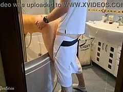 เฮ้ ทำไมเย็ดฉันท่าหมาเวลากำลังทำความสะอาดอ่างน้ำล่ะไอ้เพื่อนบ้านน่าเกลียด?