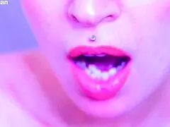 นิ้วเท้าเปลือยบดผลไม้ชุ่มน้ำด้วยแรงกดเซ็กซี่และน้ำกระเด็นใกล้ชิด