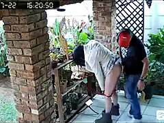 야, 스파이캠이 내 와이프가 직장에서 내 두 베스트 프렌드랑 배신하는 거 잡았어! 😱