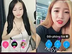 To søte jenter går live på uplive, chatter og viser sexy koreanske vibber på webcam