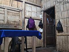 Έι, δες αυτή την αισθησιακή λατίνα ντίβα με το νέο αφρικανικό κούρεμα να ποζάρει τις μεγάλες καμπύλες του κώλου