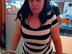 Prijatelj mog pastorka došao da me jebe jako baš dok perem suđe