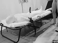 Alina Lopez si sadne na obrovský dildo pri testoch plodnosti v nemocnici, potom ju doktor tvrdo vyjebe s hlbokým hrdlom