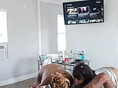 2 Twitter baddies Drippinvelvet and Princess Hayze give Gaktrizzy head after orgy