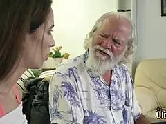 Ωχ βαβά, αυτή η καυτή 18+ βρέχεται τρελά όσο ο γέρος σφυροκοπά σφιχτό μουνί και της γεμίζει λαιμό