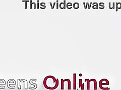 Se din kurviga brittiska granne flasha stora naturliga tuttar och runka solo första gången?