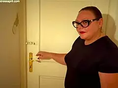 דומינטריקס אפריל מכניסה עבד לעינויים במיטת בונדג' קינקי עם אלקטרו ועונש צבאי