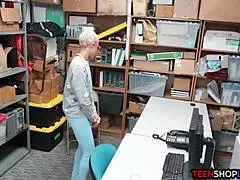 Ez a fekete 18+ tolvajlány feltűnő teve dombbal elkapva biztonságiak által menekülés közben.