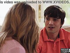 Grote tieten MILF stiefmoeder motiveert geile tiener stiefzoon met neuken!