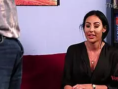 Amatoare MILF în ciorapi tocuri provoacă voyeur wanker în seducție CFNM ejaculând pe corpul ei