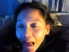 Das dasz radę z tą laską ssącą wielkiego białego kutasa w głębokim gardle POV aż się dławi?