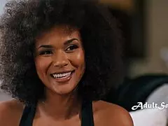 Карточарка за тара и съквартиранти споделят интимна връзка