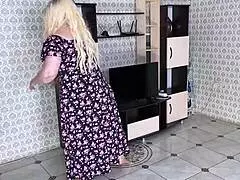 Madrastra con tetas naturales grandes y culo enorme se empala anal en polla del hijastro en amateur casero