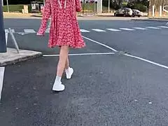 Ich bin so erregt beim Zuschauen, wie heiße Frau Höschen zeigt und nasse Muschi in Kleid auf öffentlichem Bus begrapscht