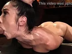 Geile brunet vastgebonden en ruw geneukt met grote pik deepthroat in BDSM-fetisjsessie