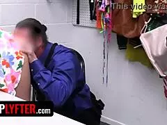 Kurvet latina-kone med store pupper knuller muskuløs nabo mens svart ektemann ser på