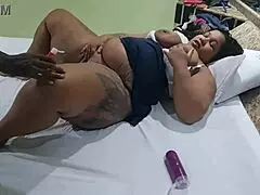 Ik zie die geile dikke Braziliaanse BBW zich aftrekken bij de fotoshoot, dus geef ik haar lekkere dubbele penetratie met grote zwarte pik in kont en kut