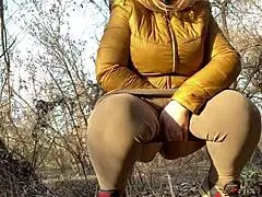 Zrelá svokra ukazuje visačky prsia a mokrú chlpatú pičku v domácom bbw psíku, tučný zadok ohnutý pre milf fetiš