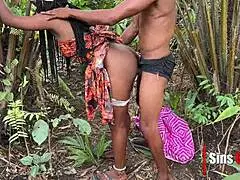 Παρθένα παρθένα πιάνεται από πρίγκιπα σε outdoor σκηνικό