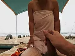 Jebo ne mogu verovati da mi kurac iskočio dok jebem oblinatu latinu stranku dogi na plaži u prozirnom šatoru izložbenička ludnica sa bljeskavim i jahanjem