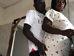 المطبخ يشتعل بنيك حر لطيز الخادمة السمراء السمينة 😏