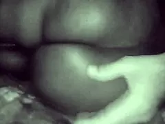 Provo a unirmi a Beybesexybbb nella camera nascosta sotto le lenzuola strofinando il grosso piruzão sulla figliastra milf all'aperto