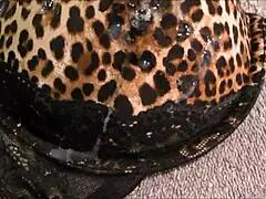 Punhetando e gozando no sutia a print 36d