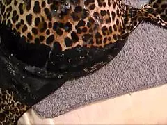 Punhetando e gozando no sutia a print 36d