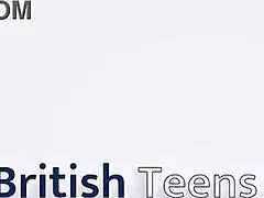 Момичета с сини коси лизат мокра путка