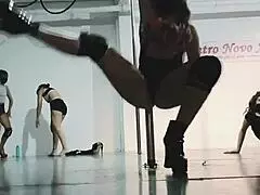 Doctora argentina muestra el culo bailando en el tubo en el hospital 😏