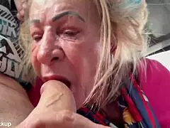 Getatoeëerde oma verleid tot intense anaal avontuur buiten met vreemde