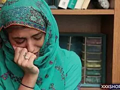 Ártatlan hidzsábos tolvajlányt hátulról durván doggyban basz az öreg őr a háttérben