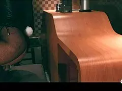 Verdomme, deze sexy bunny girl rijdt die pik als een prof!