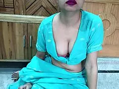 lurade desi indisk by-tjänsteflicka i rollspel med monsterkuk deepthroat anal creampie doggystyle böjd över fitta closeup