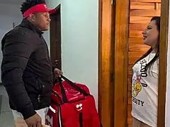 Гореща баба фалшифицира загубен портфейл за доставчиците бързо анално тъпкане в стегнатото дупе