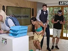 Асия Варгас грязно трахается на столе с огромным хуем регистратора 😏💦