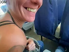 Publiczny incydent w pociągu zmienia się w ręcznego milfy z bliskim wytryskiem