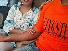 Slatka desi Saara bhabhi jako jebana ogromnim kurcem u rizičnom autu napolju!