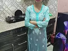 Stedmors store tæer frister stedøn til køkkenknuld på hindi