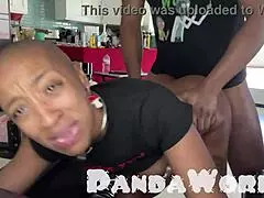 Spür den Arsch dieser kahlrasierten Ebony-Schlampe von massivem BBC zerfickt!